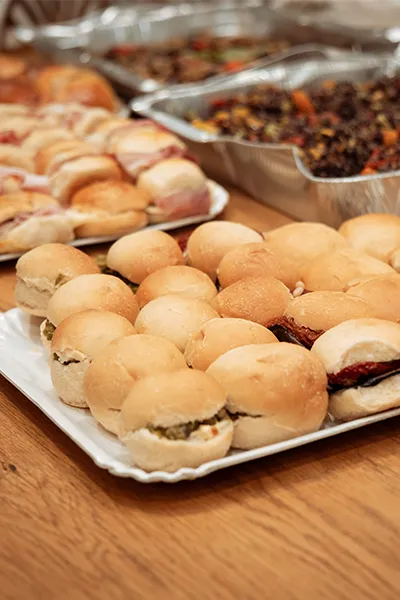 Vassoi di panini e piatti pronti per catering, esempio di igiene e sicurezza alimentare con tracciabilità